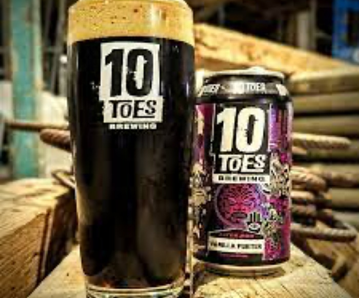 A can of 10 toes beer and a glass on a wooden table during a Sunshine Coast day trip.